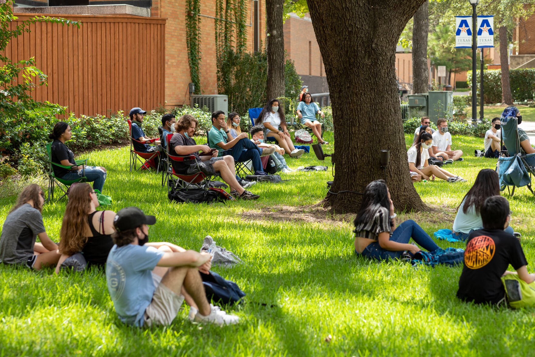 Photos: Professor starts hybrid online/in-person course by holding class in Brazos Park